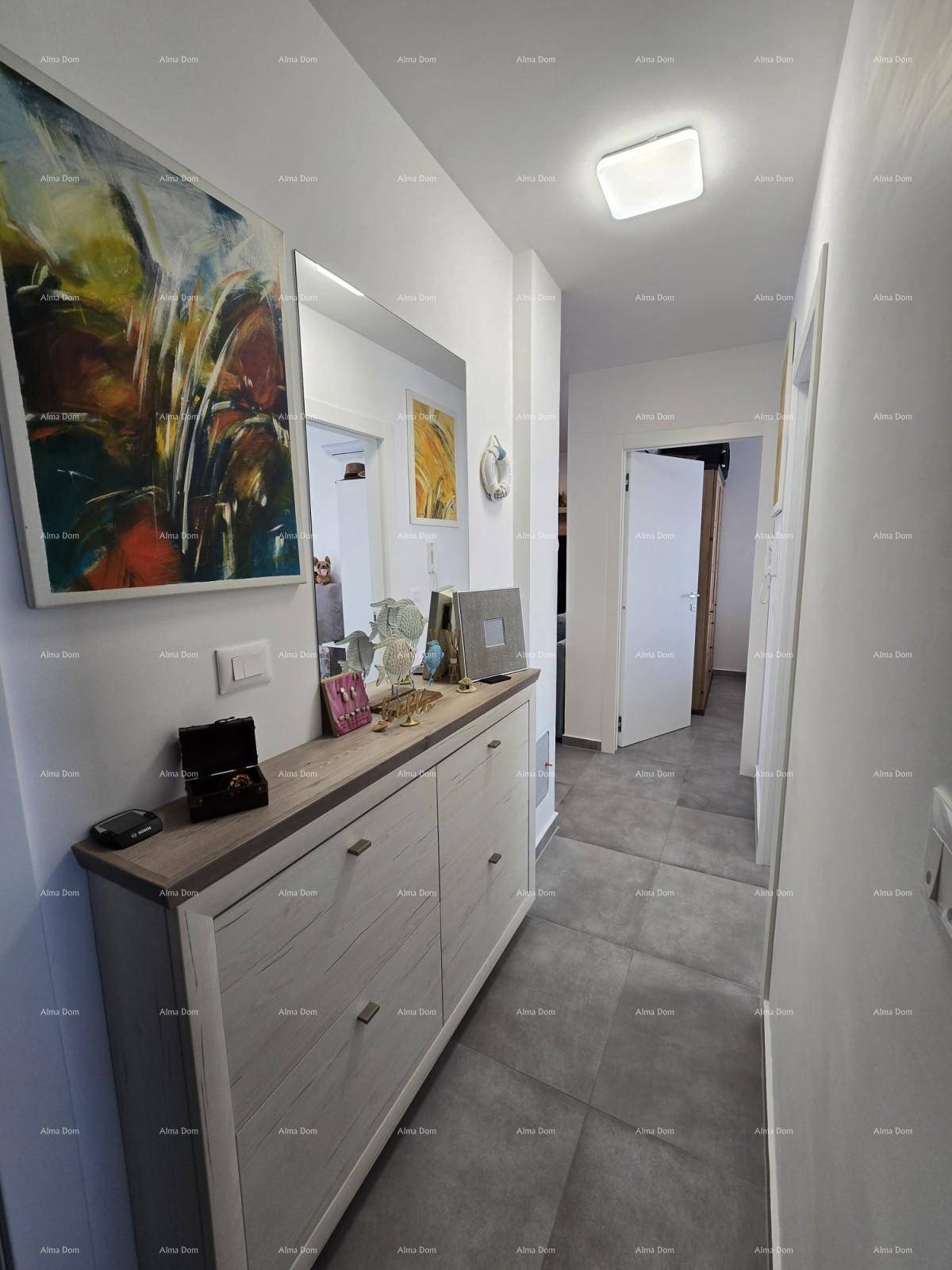 Eingangsbereich mit praktischem Schuhschrank, großem Spiegel und heller Beleuchtung.