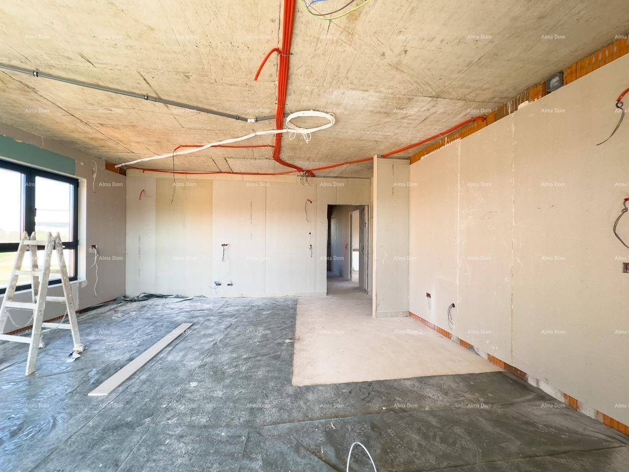 Unfertiger Innenraum mit sichtbaren Deckeninstallationen und Durchgang zu weiteren Räumen.