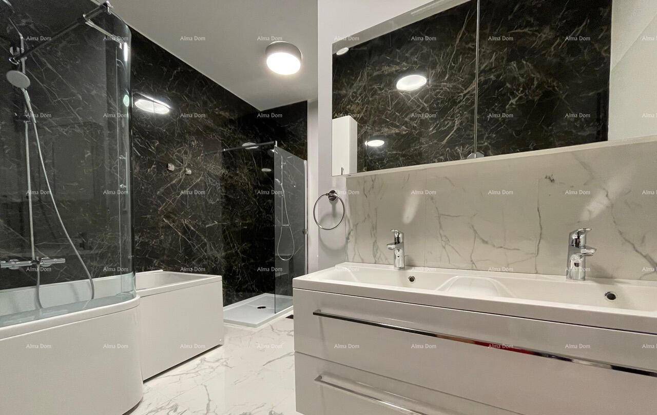 Modernes Badezimmer mit Doppelwaschbecken, begehbarer Dusche und Badewanne.