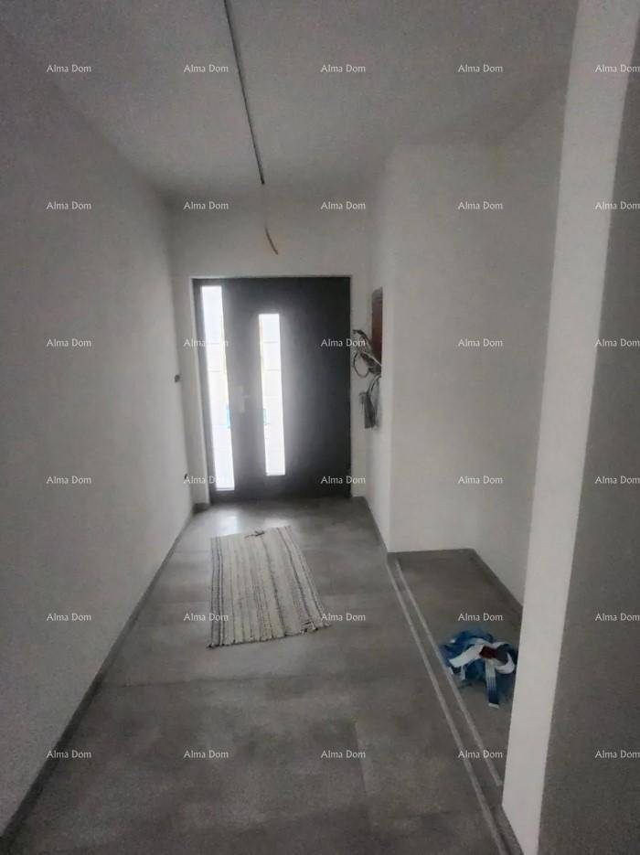 Heller Flur mit moderner Eingangstür und Fliesenboden, noch im Bau.