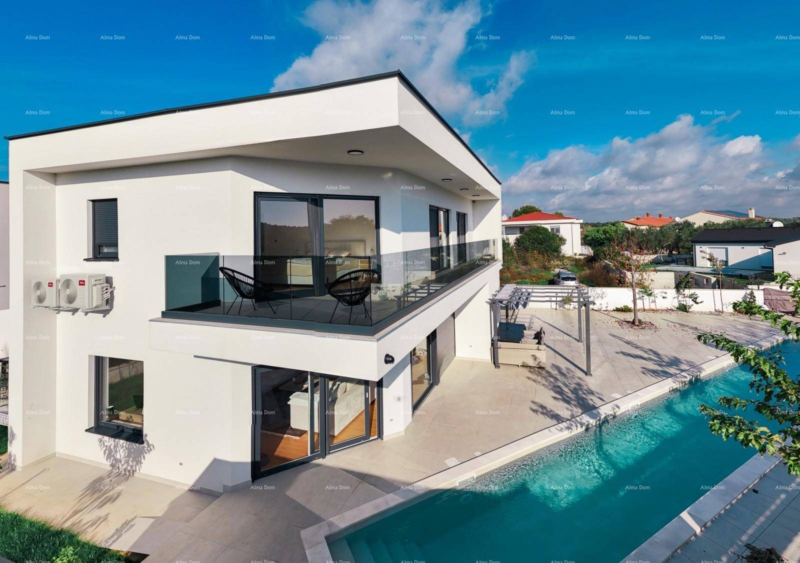 Balkon mit Glasgeländer und Blick auf den Poolbereich der modernen Villa.