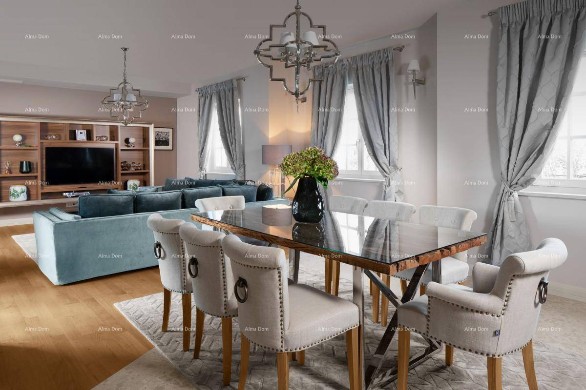 Stilvoller Wohn-Essbereich mit großem Esstisch, bequemer Couch und eleganten Vorhängen.