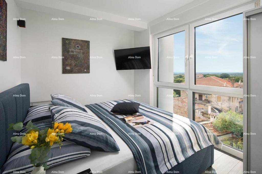 Helles Schlafzimmer mit großen Fenstern, die viel Tageslicht und eine weite Aussicht bieten.