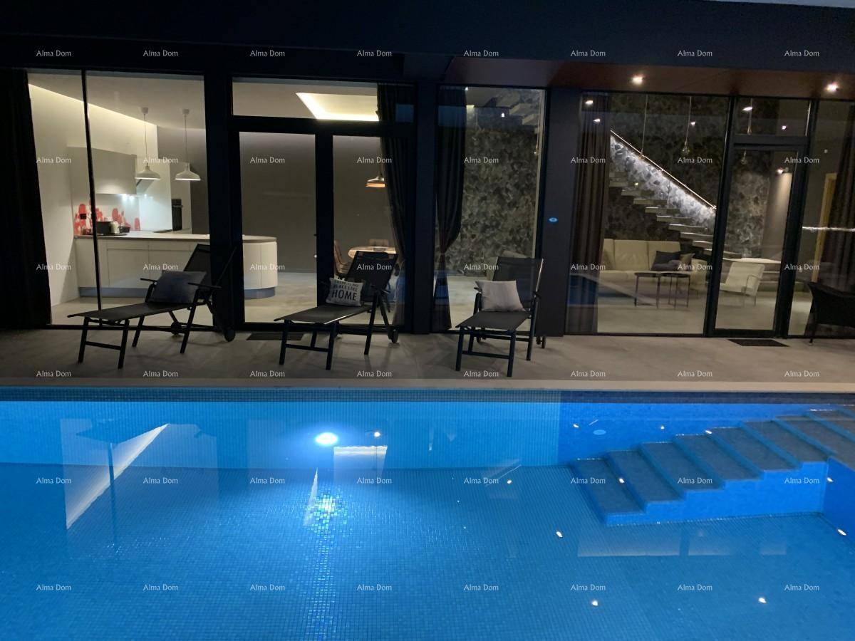 Beleuchteter Poolbereich bei Nacht mit Liegestühlen und Blick auf den modernen Wohnbereich.