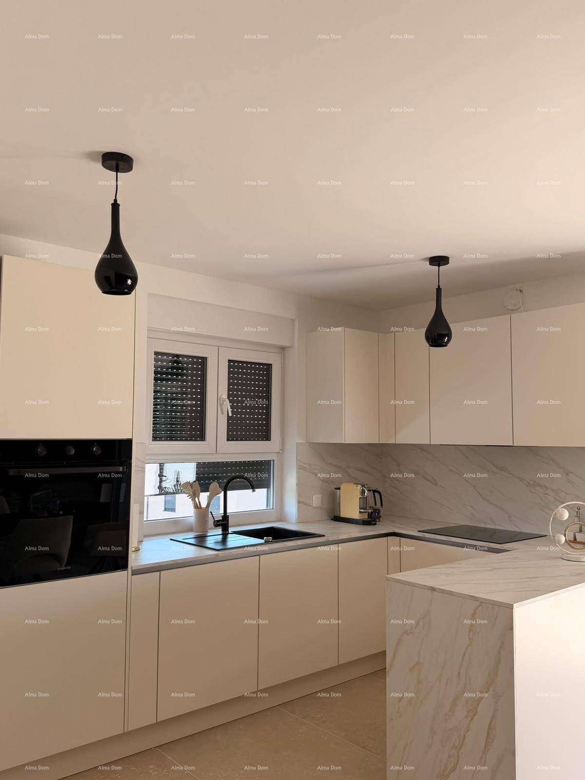 Moderne Küche mit weißen Schränken, Marmor-Arbeitsplatten und integriertem Backofen.