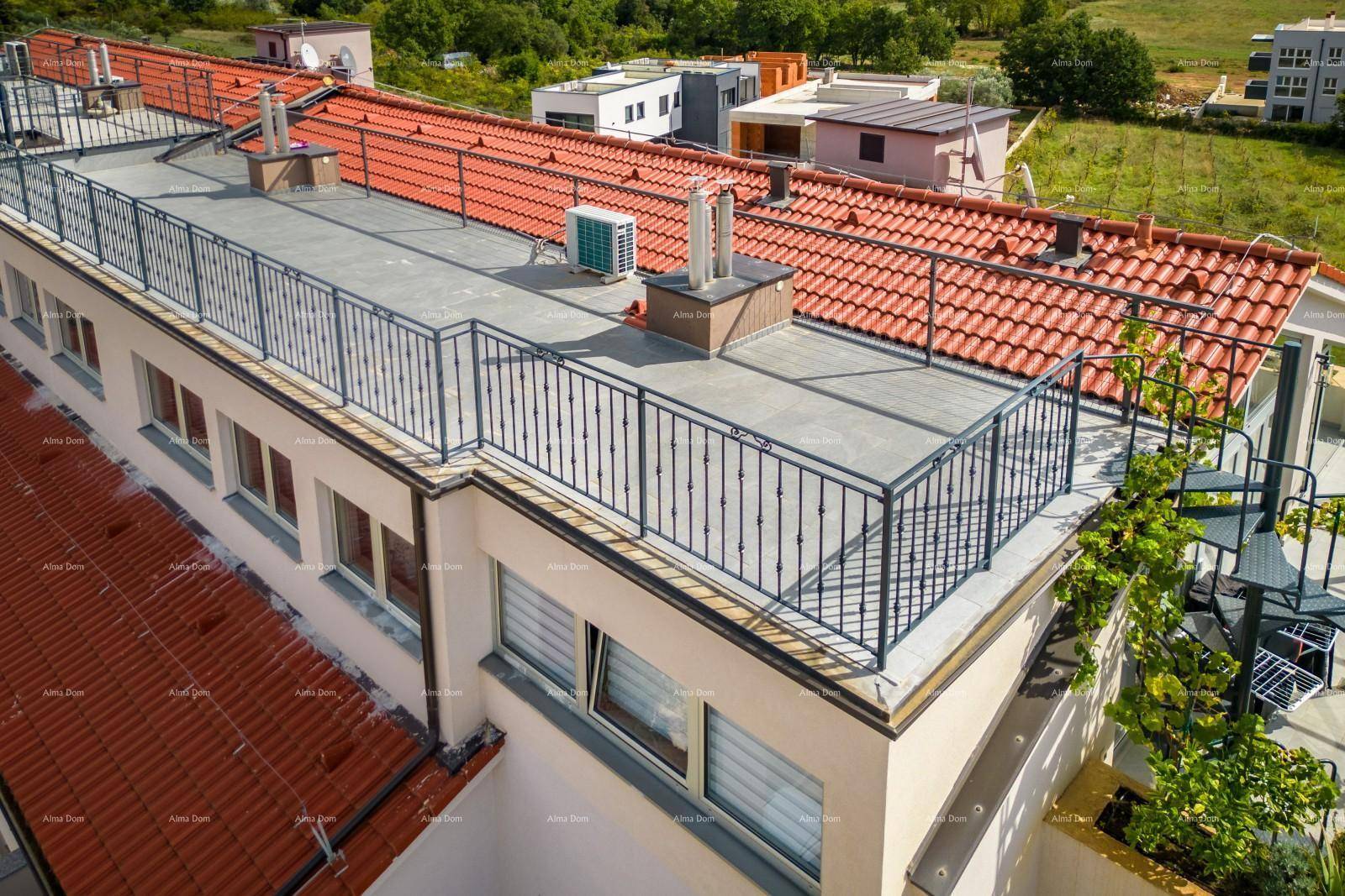 Weitläufige Dachterrasse mit Metallgeländer und Blick auf die Umgebung.
