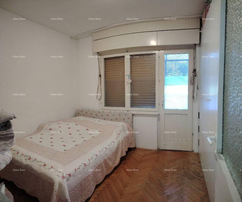 Kleines Schlafzimmer oder Gästezimmer mit Einzelbett und direktem Zugang zu einem Außenbereich.