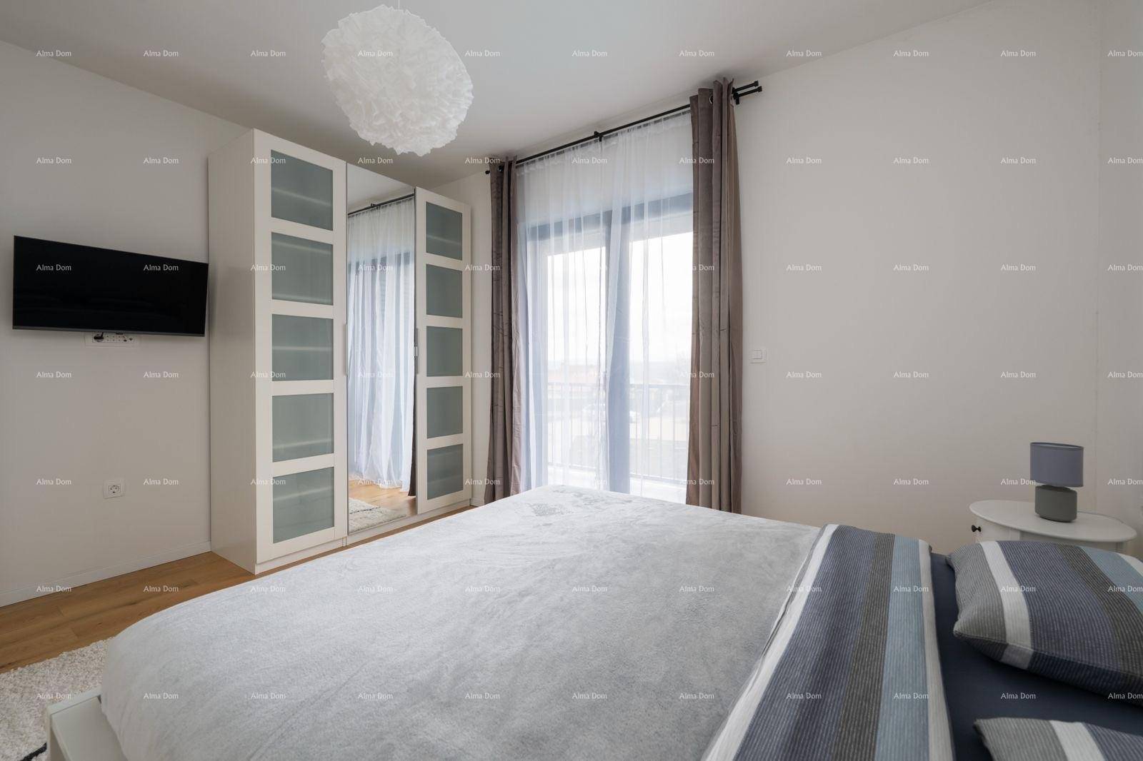 Gemütliches Schlafzimmer mit Doppelbett, Einbauschrank und Zugang zu einem Balkon.