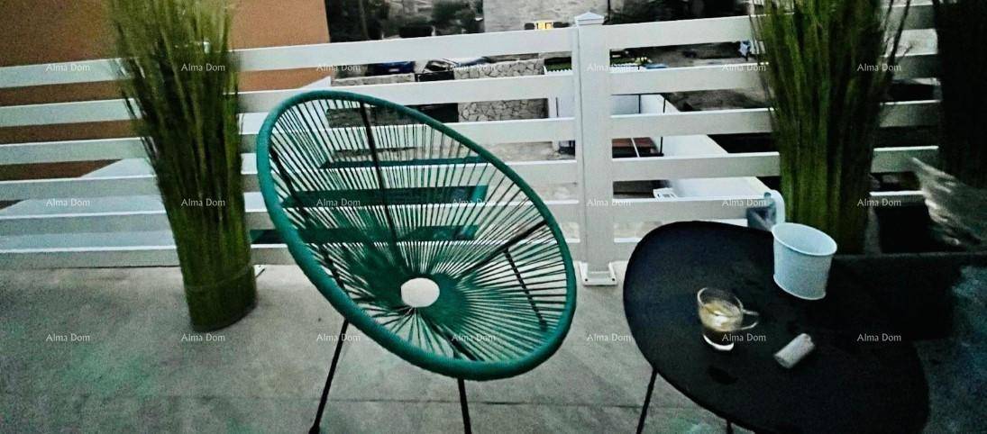 Kleiner Balkon mit moderner Sitzgelegenheit und dekorativen Pflanzen.