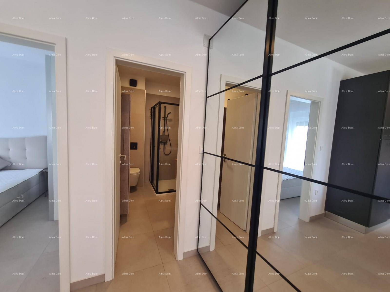 Heller Flur mit großem Spiegelschrank, der zu einem Schlafzimmer und Badezimmer führt.