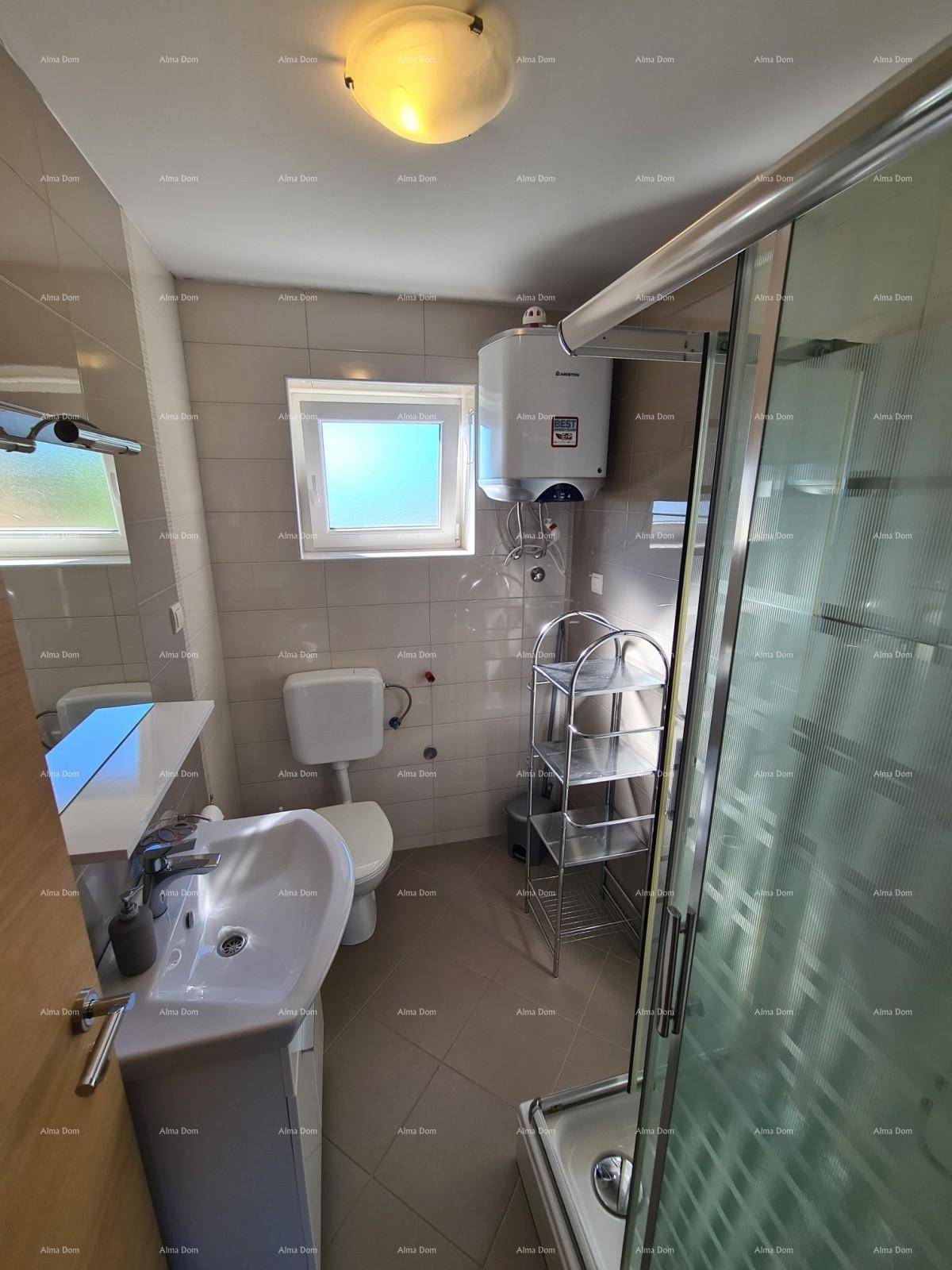 Helles Badezimmer mit Duschkabine, Waschbecken, Toilette und einem Fenster für Tageslicht.