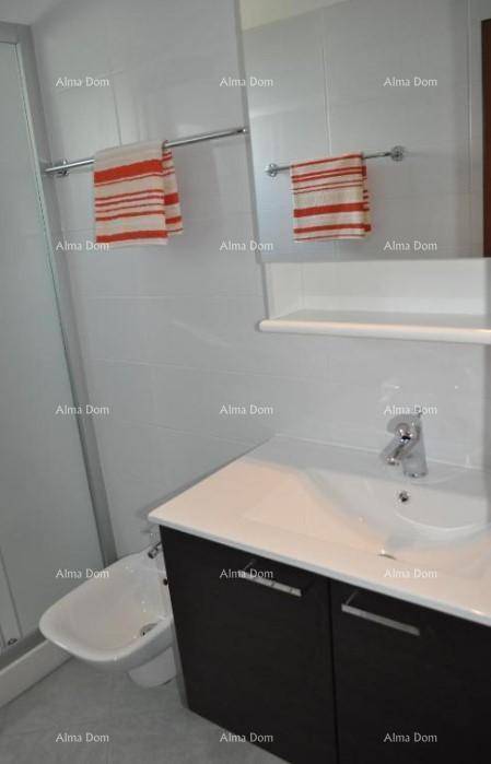 Modernes Badezimmer mit Waschbecken, Unterschrank und Duschkabine.
