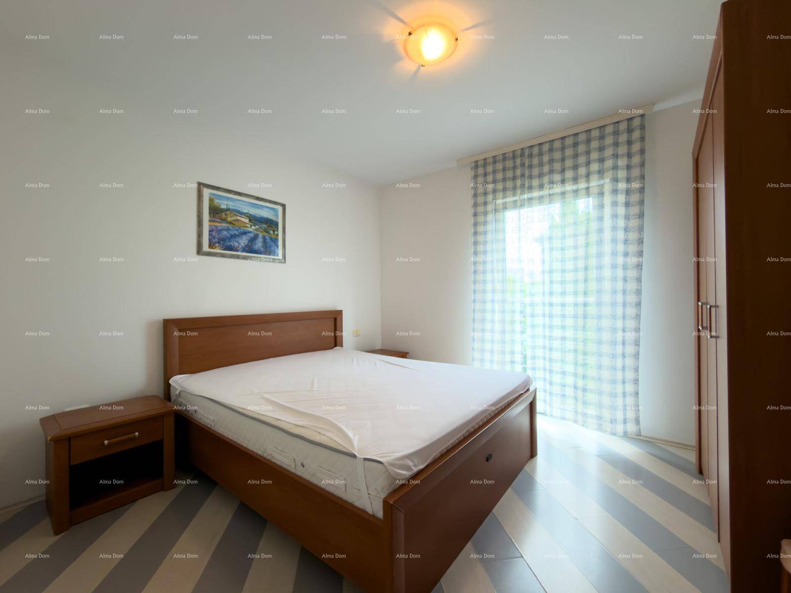 Helles Schlafzimmer mit Doppelbett, Holzmöbeln und Fenster mit karierten Vorhängen.