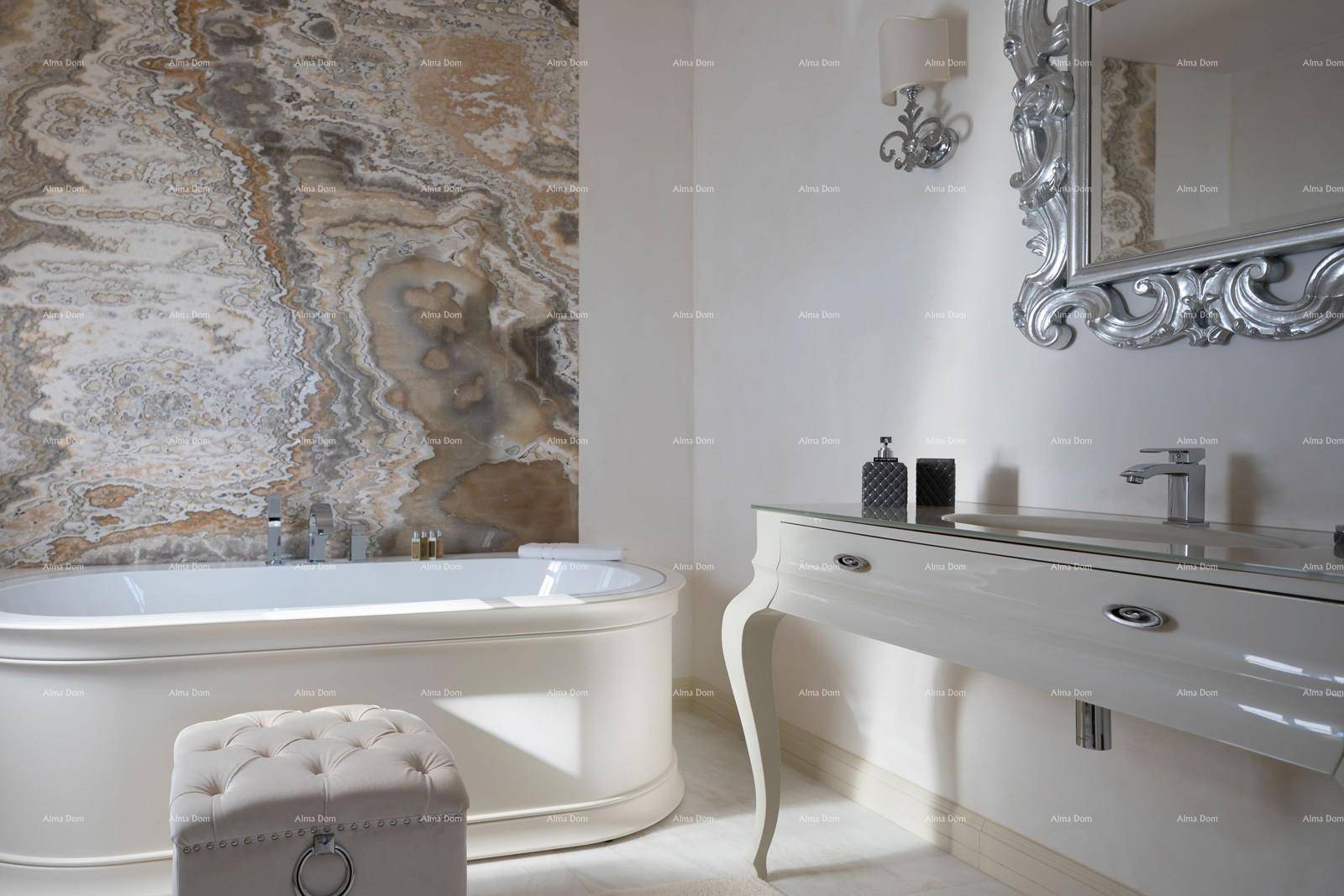 Elegantes Badezimmer mit freistehender Badewanne, Waschtisch und großem Spiegel.