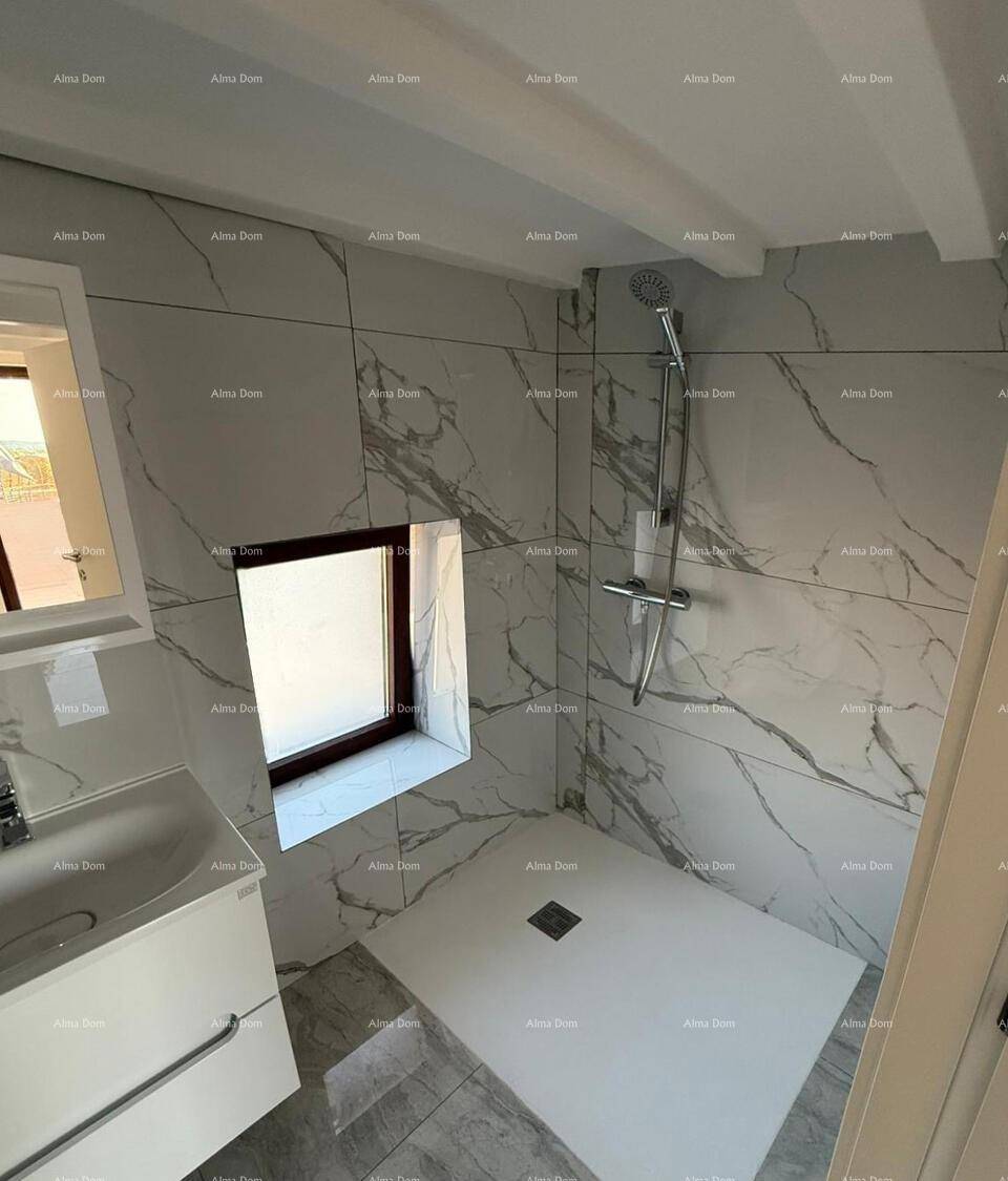 Modernes Badezimmer mit begehbarer Dusche, Fenster und eleganten Marmorfliesen.