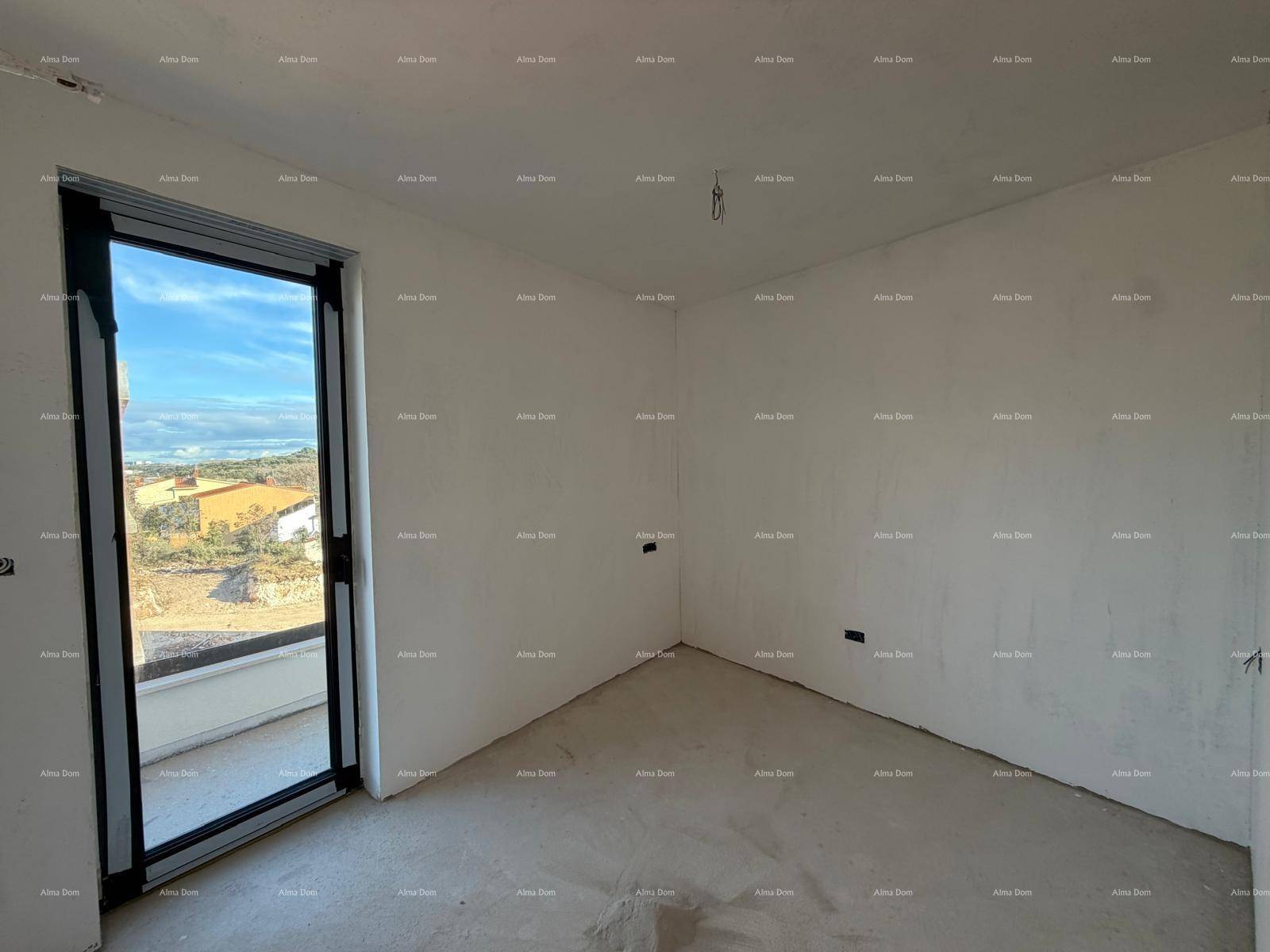 Raum im Rohbau mit Tür zu einem Außenbereich, ideal für einen Balkon oder eine Terrasse.