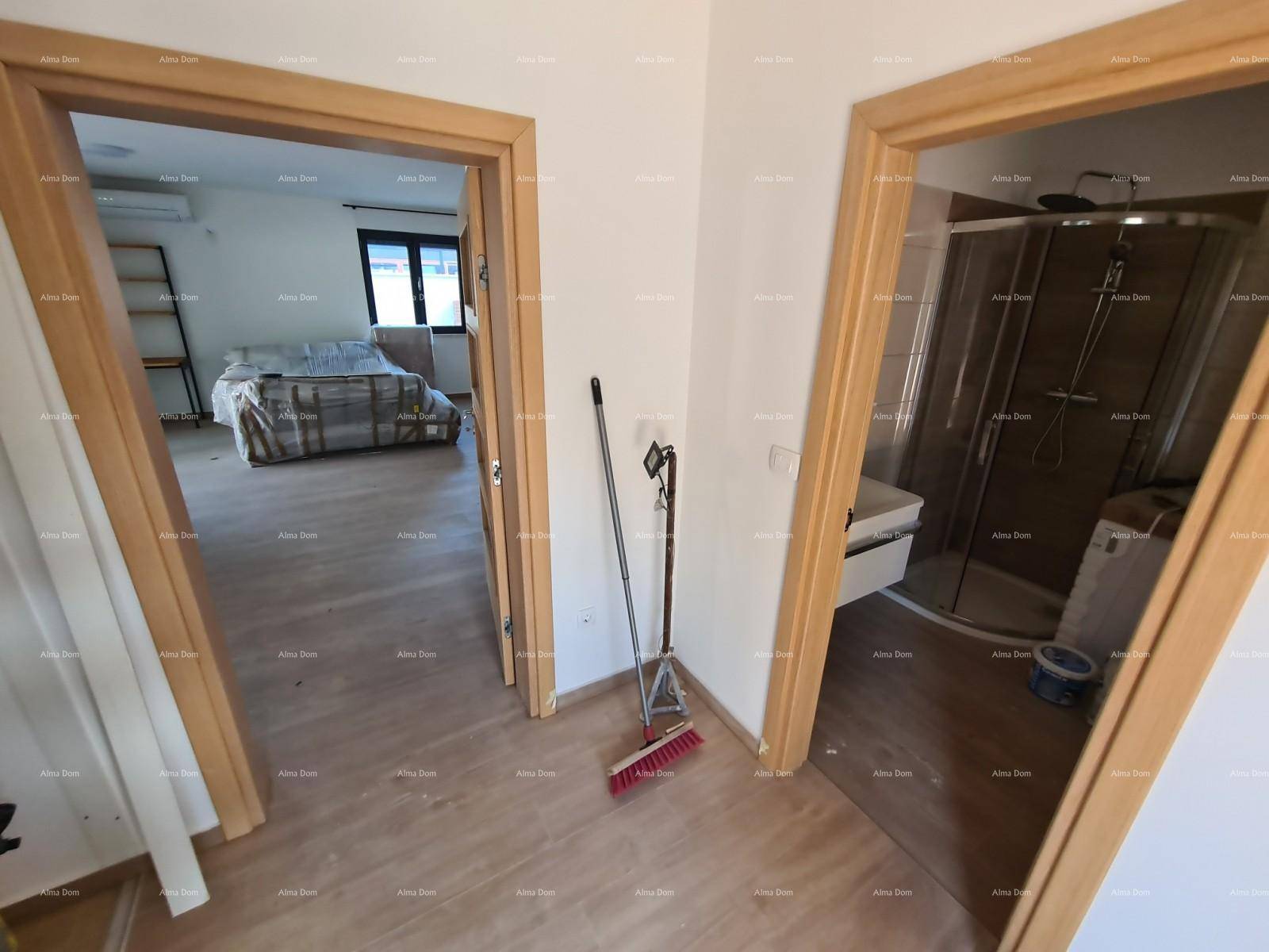 Flur mit Zugang zu verschiedenen Räumen, darunter ein Badezimmer mit Dusche.