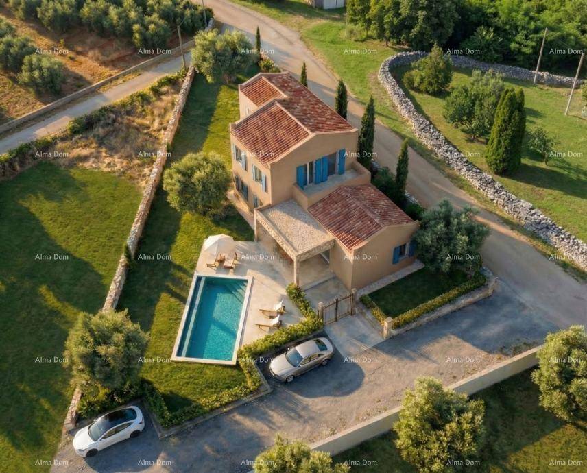 Luftaufnahme des Anwesens mit Haus, Pool, Garten, Zufahrt und umliegender Natur.