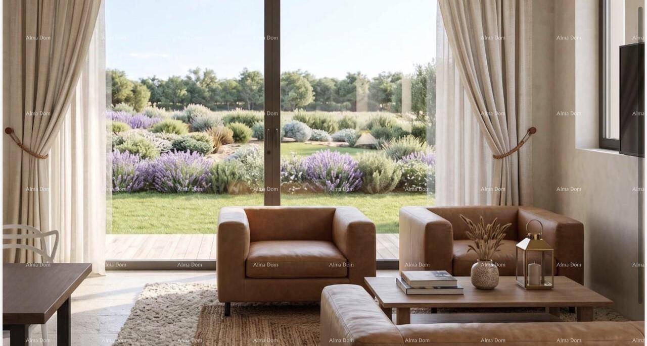 Helles Wohnzimmer mit großen Fenstern, die einen weiten Blick auf den blühenden Garten bieten.