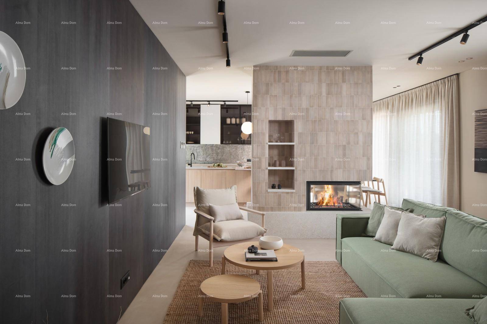 Stilvolles Wohnzimmer mit modernem Kamin, bequemen Sofas und Blick auf die Küche.