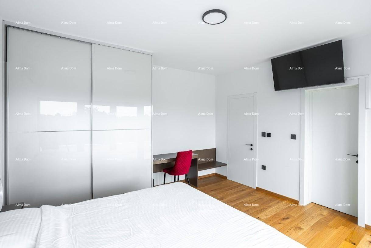 Schlafzimmer mit Holzboden, integrierten Kleiderschränken und einem Arbeitsbereich.
