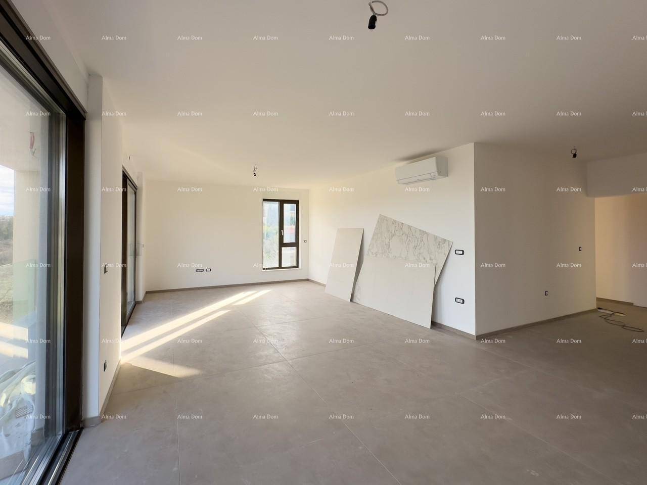 Heller Wohnraum im Rohbau mit Fliesenboden und vorbereiteten Installationen.