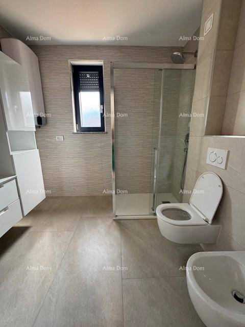 Modernes Badezimmer mit Duschkabine, wandhängendem WC, Bidet und Fenster.