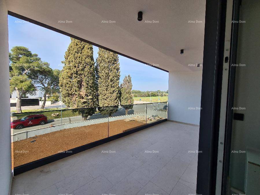 Privater Balkon mit Glasgeländer und weitem Blick auf die Umgebung und das Meer.