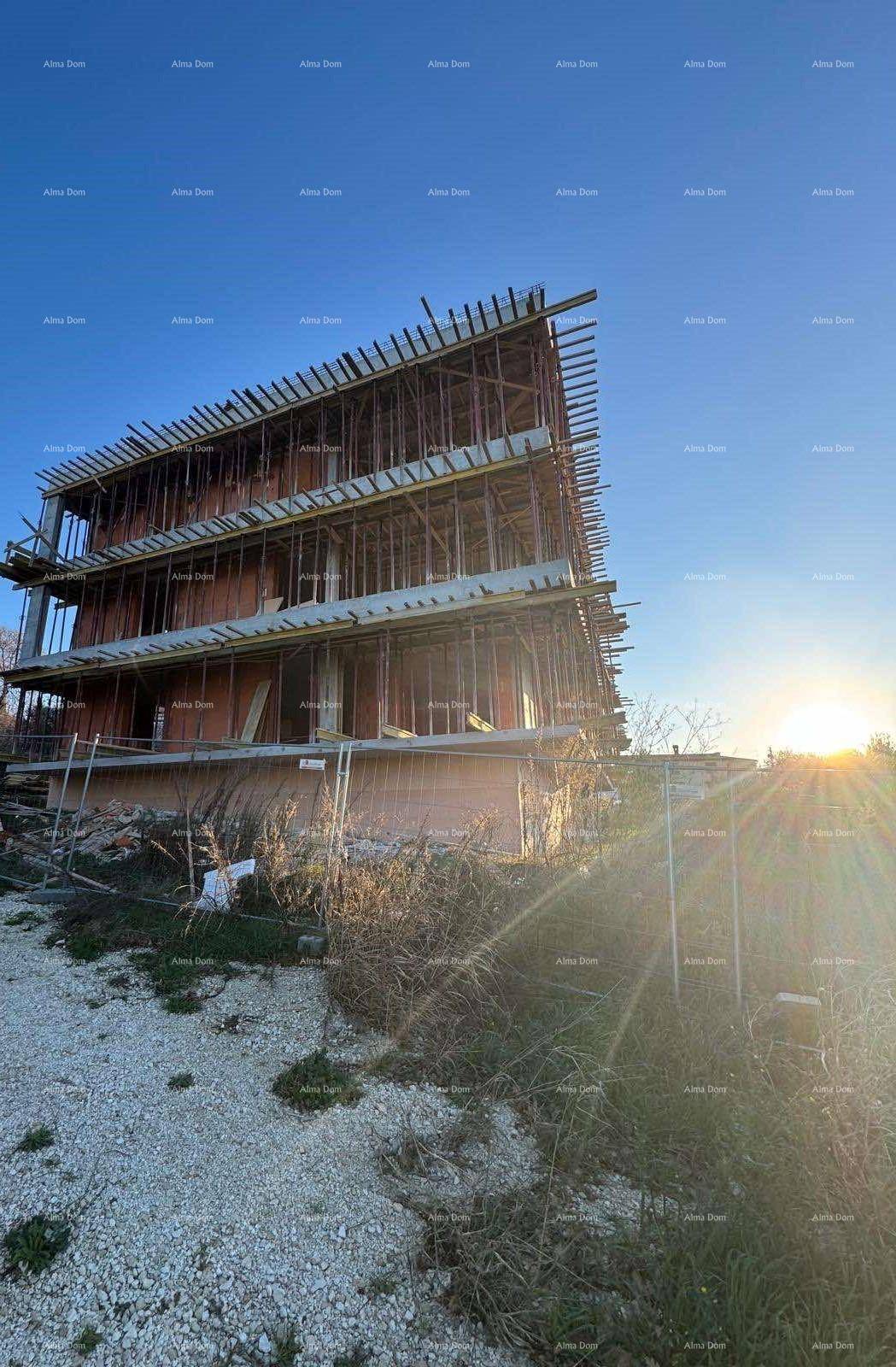 Baustelle eines neuen Gebäudes bei Sonnenuntergang mit sichtbaren Baugerüsten.