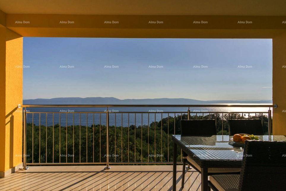 Geräumiger Balkon mit Esstisch und Stühlen, der einen atemberaubenden Blick auf das Meer bietet.