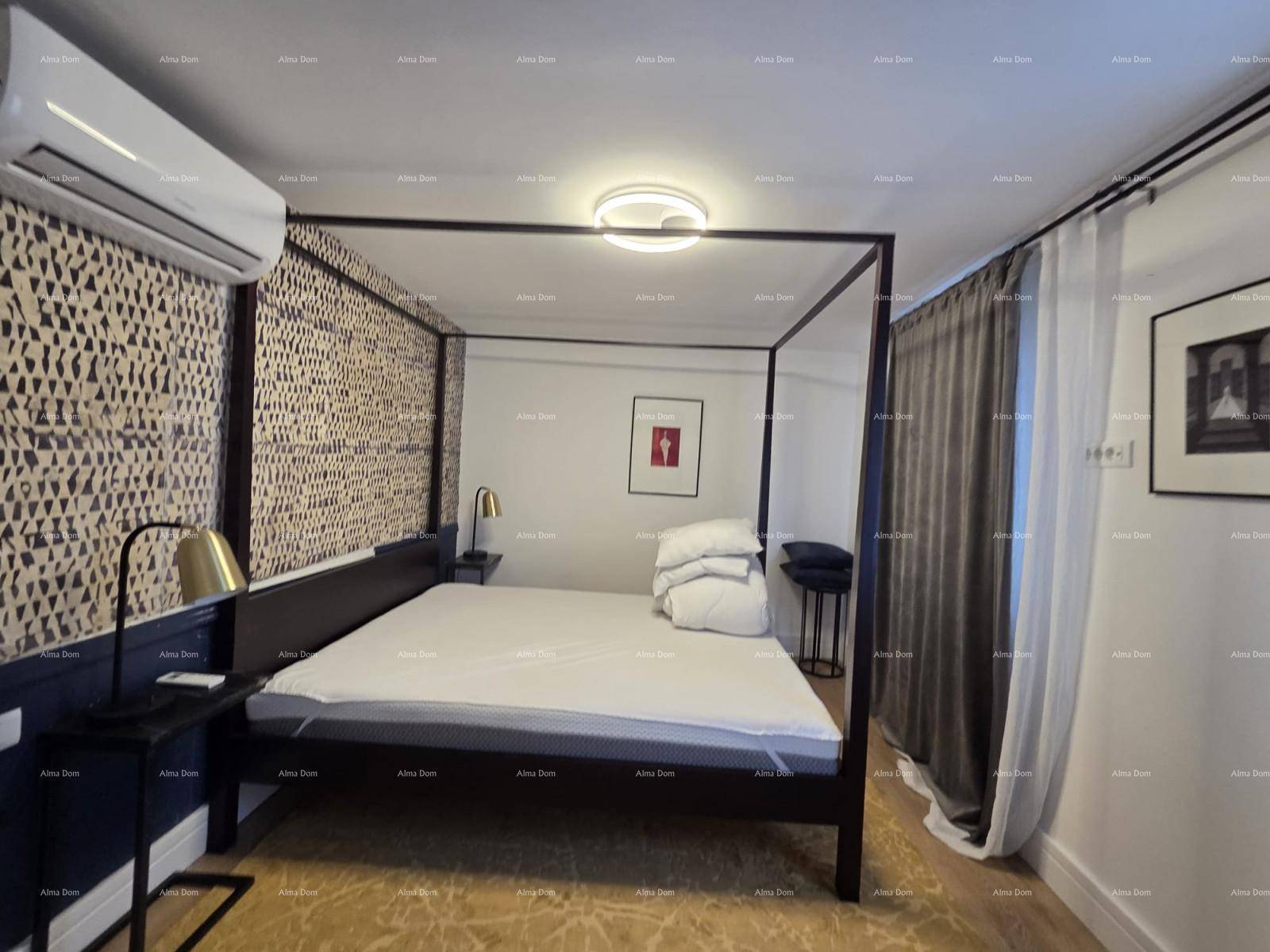 Modernes Schlafzimmer mit Himmelbett, gemusterter Tapete und Klimaanlage für angenehmen Komfort.