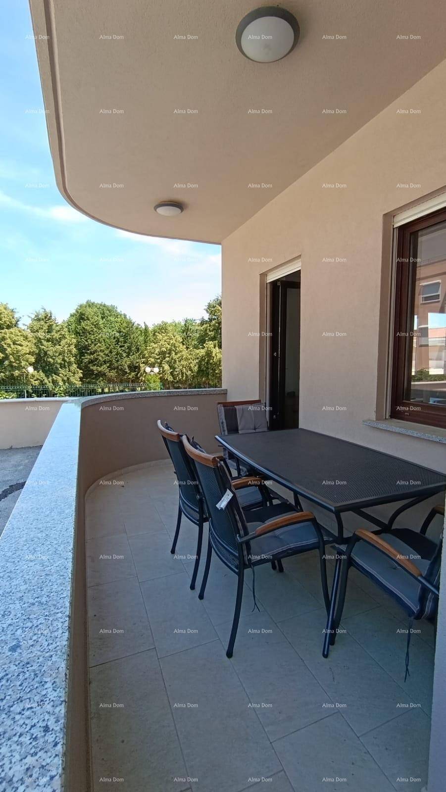 Geräumiger Balkon mit Esstisch und Stühlen, ideal für Mahlzeiten im Freien.