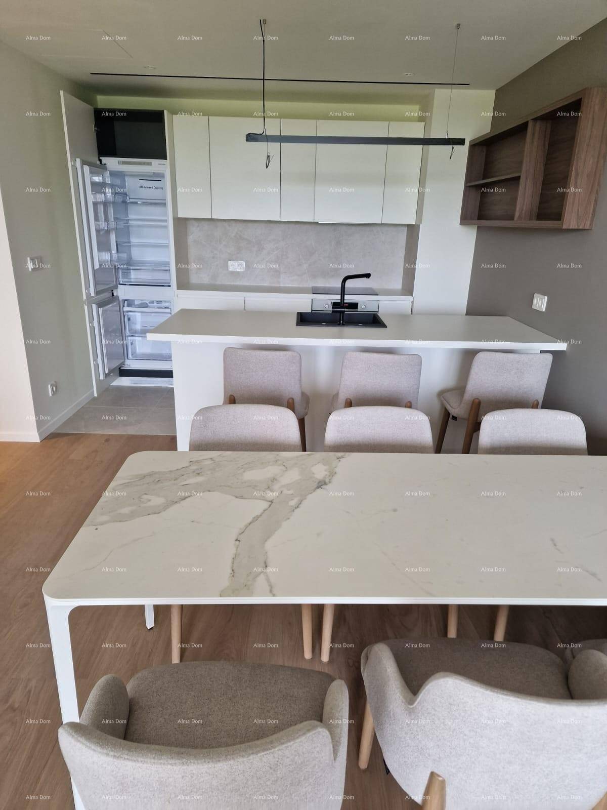 Moderne Küche mit Kochinsel, integrierten Geräten und Essbereich in hellem Design.