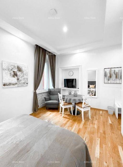 Schlafzimmer mit integriertem Essbereich und Fernseher, ideal für Komfort und Funktionalität.