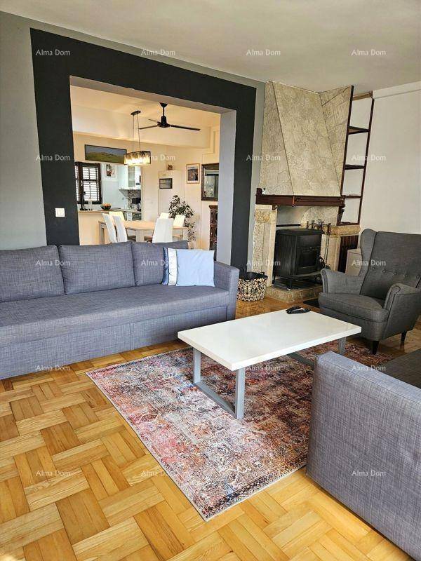 Geräumiges Wohnzimmer mit Parkettboden, Kamin und offener Verbindung zum Essbereich.