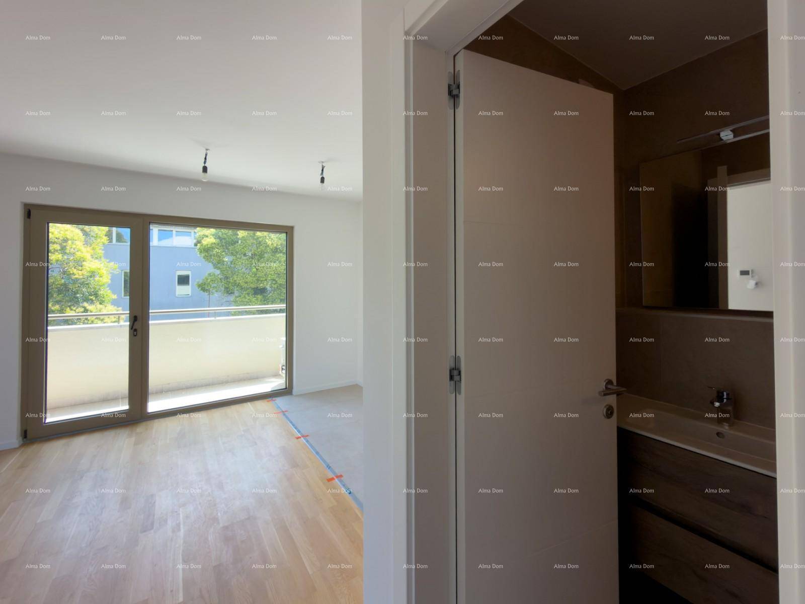 Blick vom Flur in ein helles Zimmer mit Holzboden und Balkonzugang, daneben ein Badezimmer.