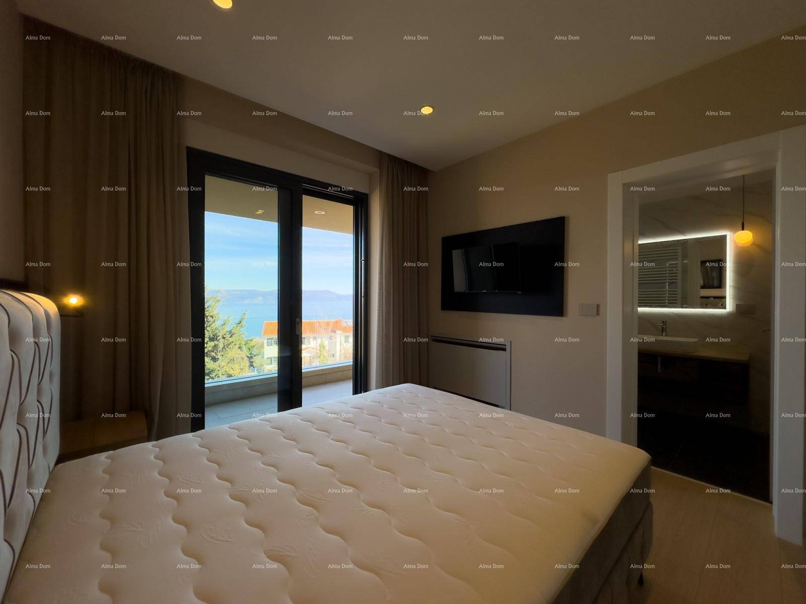 Helles Schlafzimmer mit großem Bett und beeindruckendem Meer- und Bergblick.