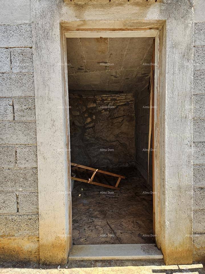 Unfertiger Innenraum, möglicherweise ein Keller oder Abstellraum, mit rauen Wänden und Erdboden.