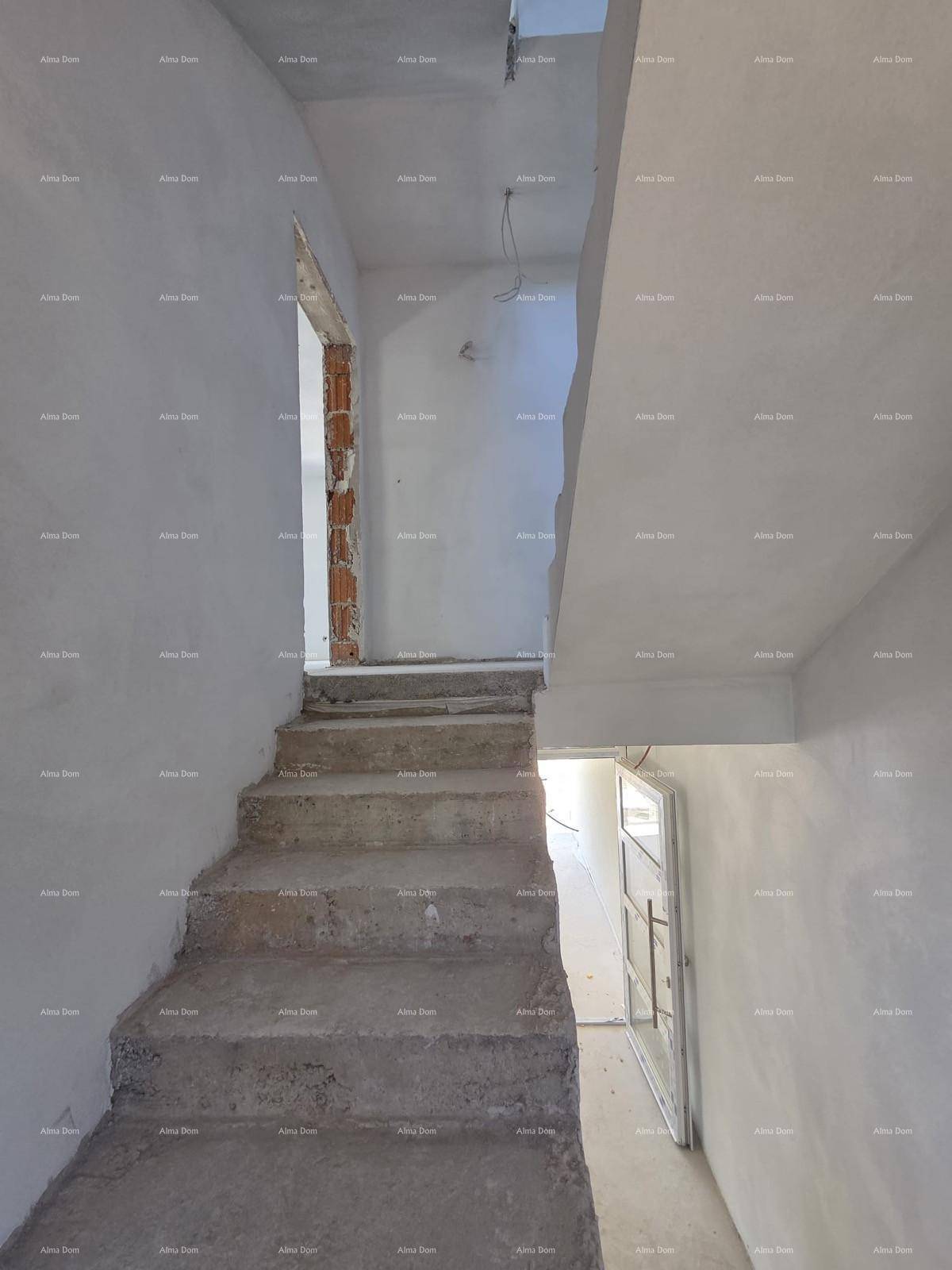Unfertiges Treppenhaus mit Betonstufen, das die verschiedenen Etagen des Neubaus verbindet.