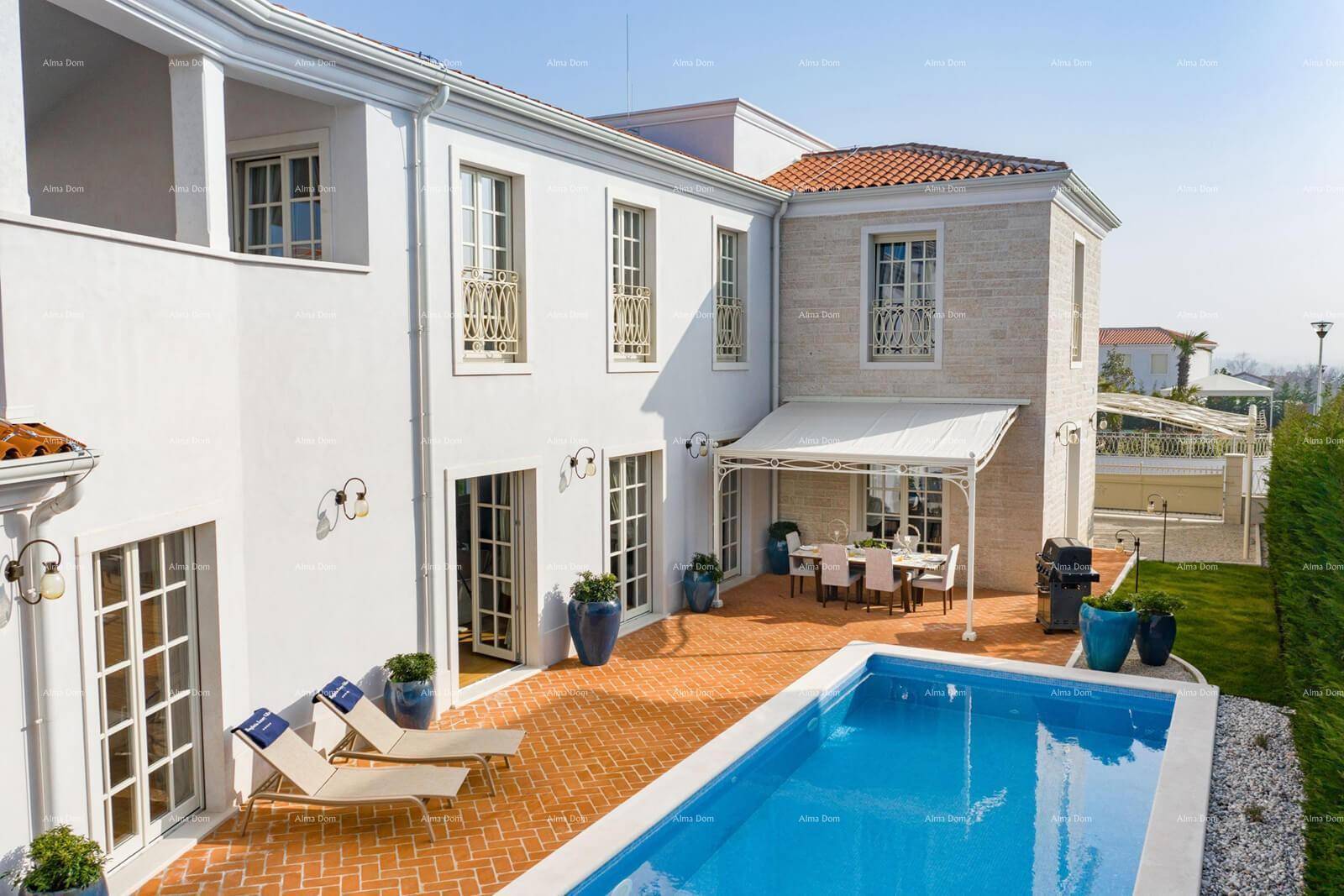 Elegante Villa mit großem Poolbereich, sonniger Terrasse und überdachtem Essplatz im Freien.