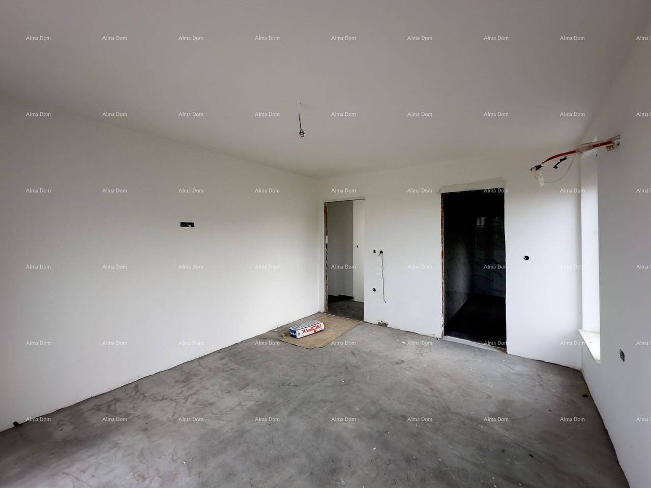 Geräumiger Rohbau-Raum mit zwei Türöffnungen und Betonboden, wartet auf den Innenausbau.
