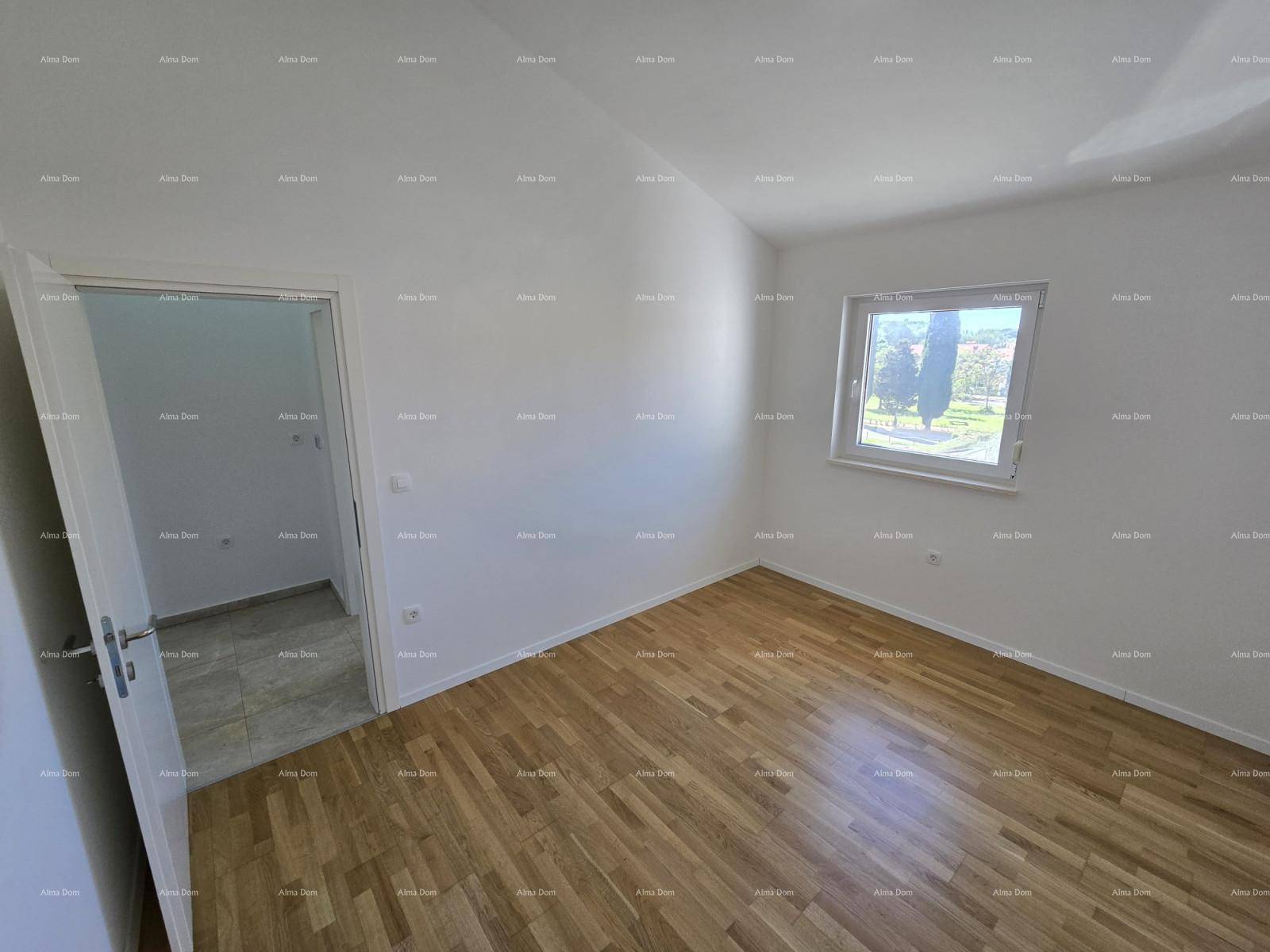 Geräumiges Zimmer mit Laminatboden und großem Fenster, das viel natürliches Licht hereinlässt.