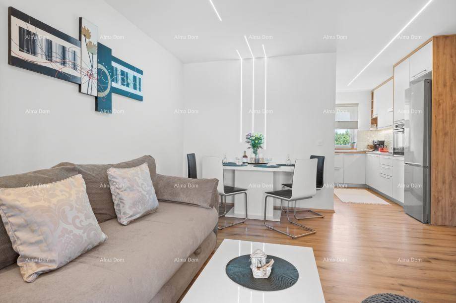 Gemütlicher Wohnbereich mit Sofa und Esstisch, offen zur modernen Küche.