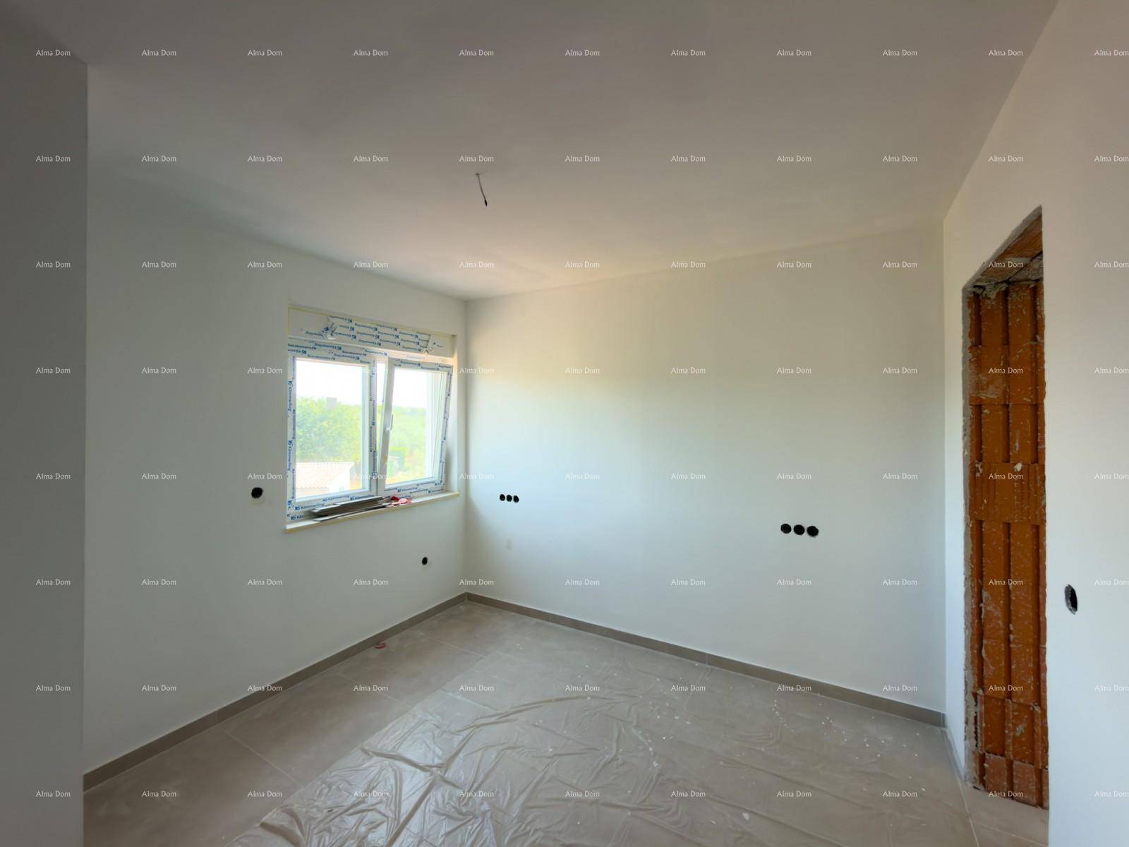 Unmöbliertes Schlafzimmer im Rohbau mit Fenster und Fliesenboden, bereit für die Gestaltung.