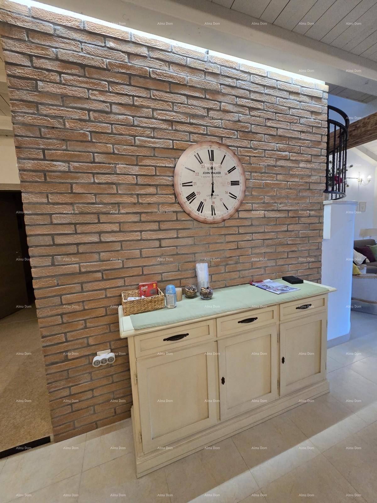 Dekorativer Flurbereich mit einer Ziegelwand, einer großen Uhr und einem Sideboard.