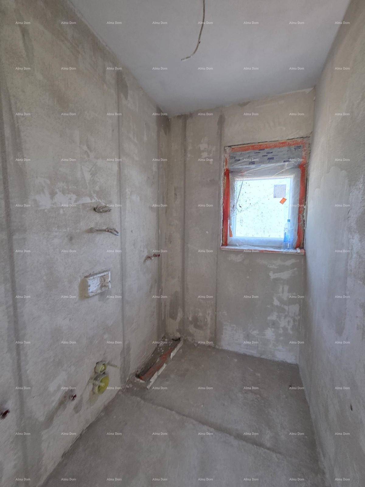 Unfertiges Badezimmer mit sichtbaren Installationen und kleinem Fenster, bereit für den Ausbau.