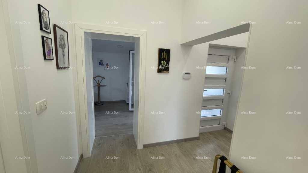 Heller Flur mit Holzboden und Zugang zu verschiedenen Räumen.