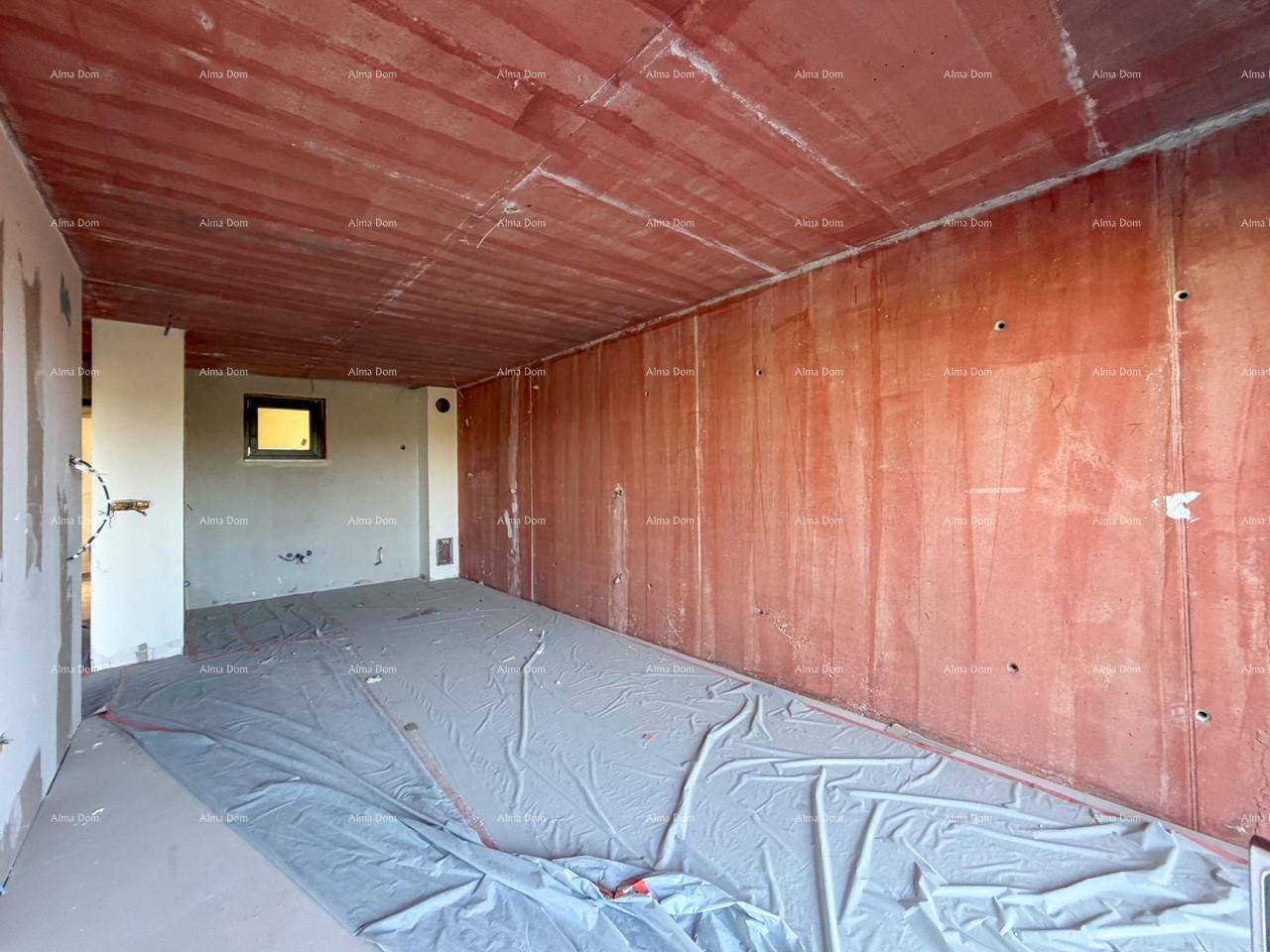 Unfertiger Raum im Rohbau mit unverputzten Wänden und einem kleinen Fenster für natürliches Licht.