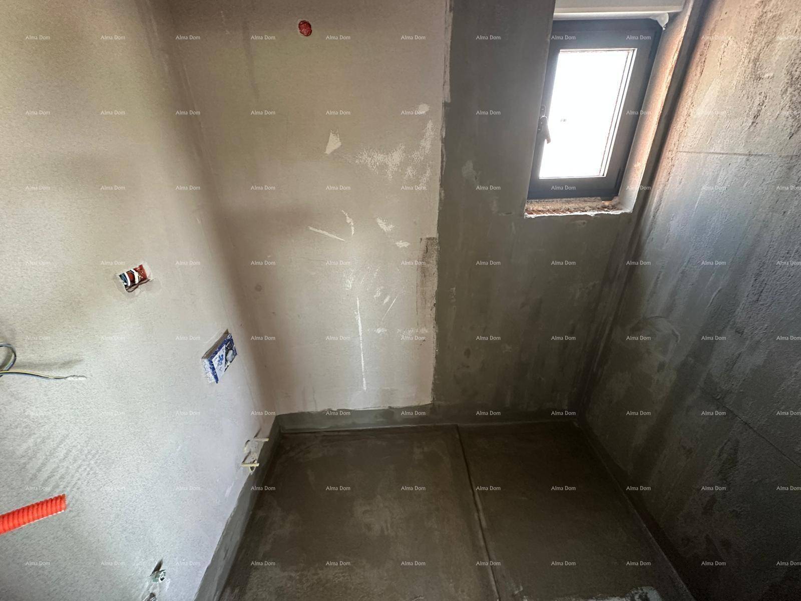 Rohbau eines Badezimmers mit kleinem Fenster und vorbereiteten Wänden für Fliesen.