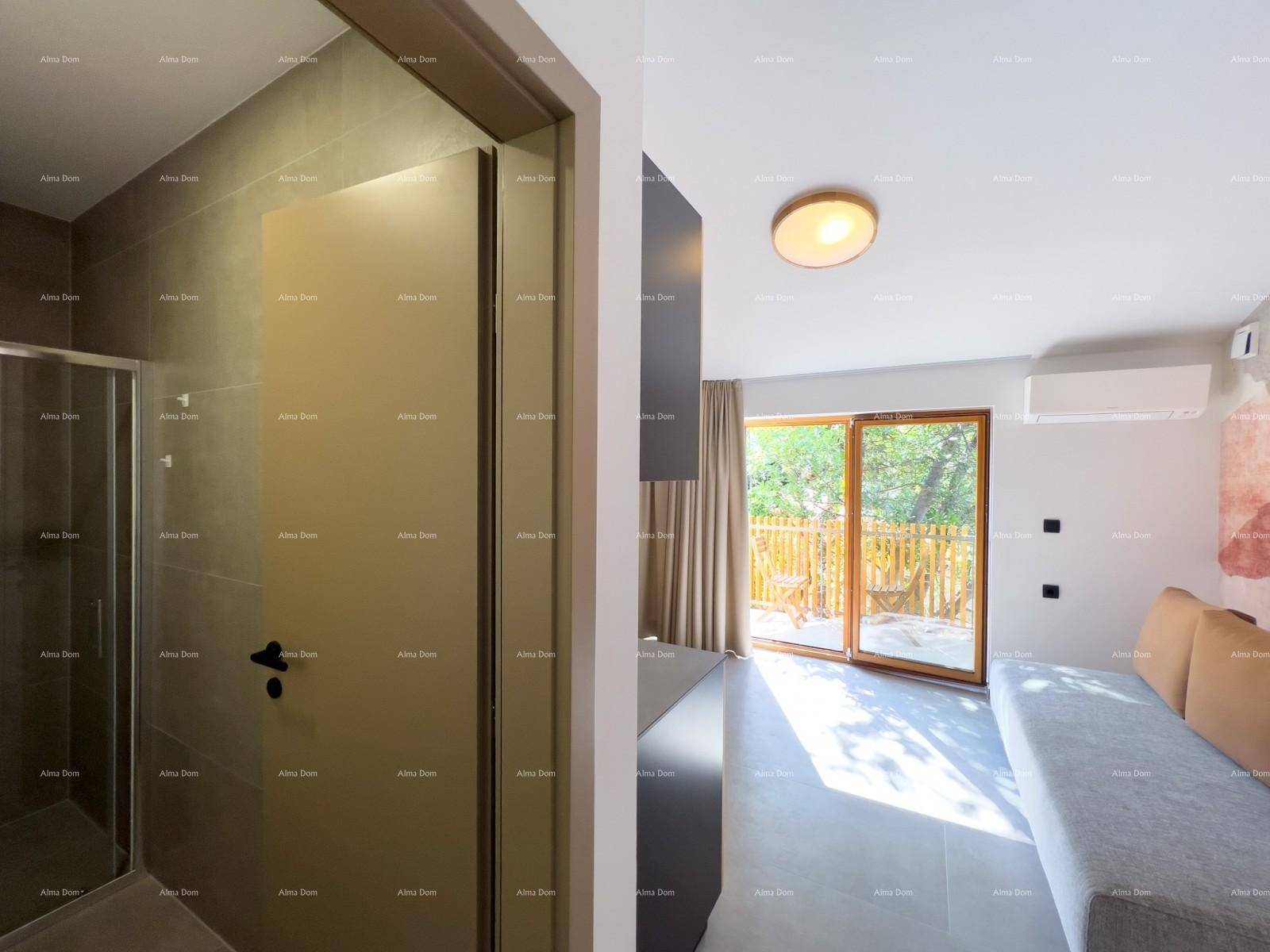 Blick vom modernen Badezimmer mit Dusche in den hellen Wohnbereich mit Balkonzugang.